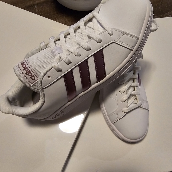 Ladies Adidas - Picture 5 of 7